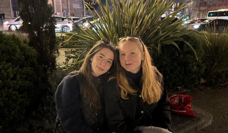 Två studenter på en parkbänk i Paris.