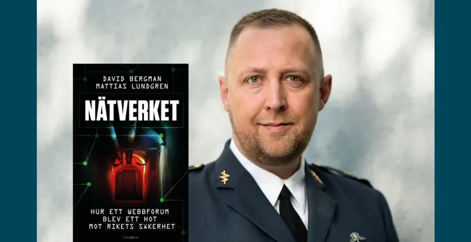 En man i militäruniform som håller en bok.