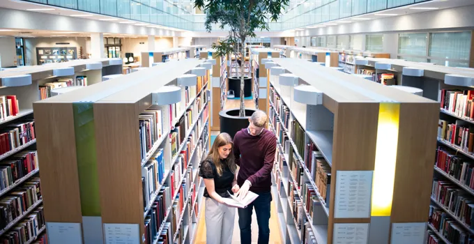Studenter bland hyllor