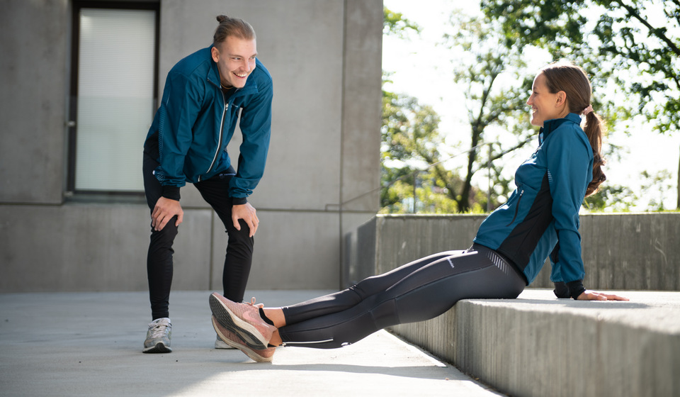 Two students in the SEDU:s training clothes outside campus.