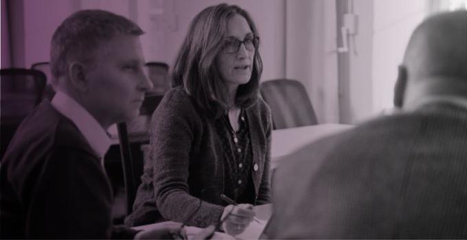 Deltagare vid chefskurs, rosatonad bild.