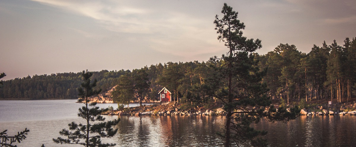 Röd stuga på ön Grinda i Stockholms skärgård.