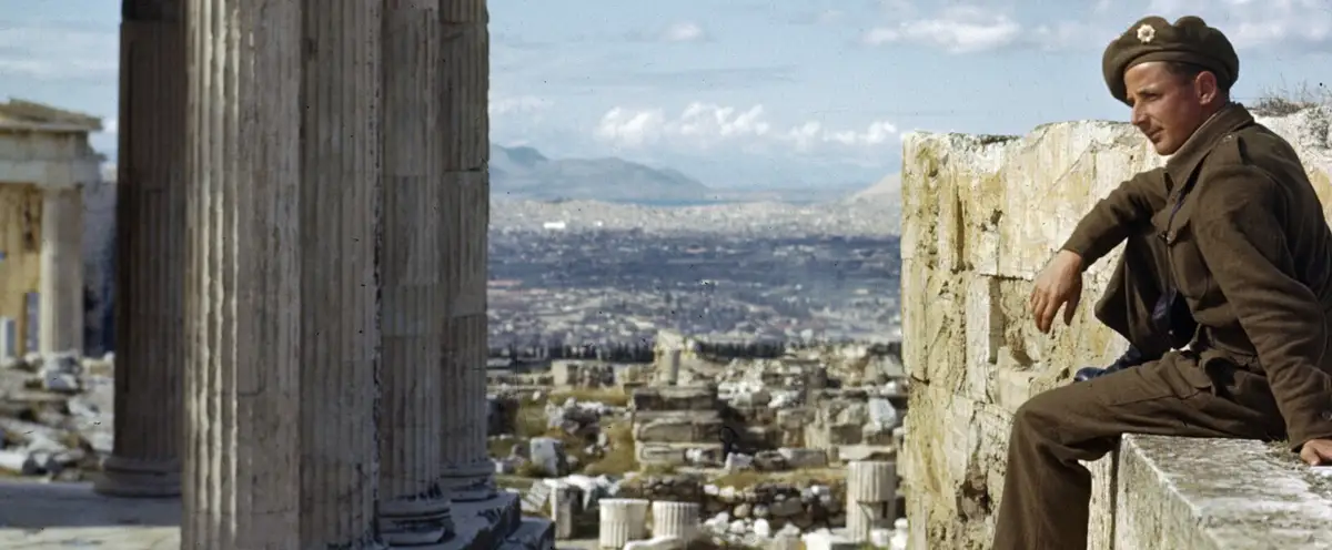 Militär vid grekisk ruin.