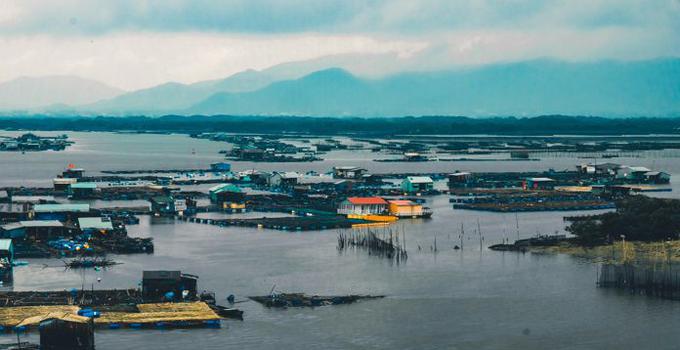 Ett översvämmat landskap i Asien. 