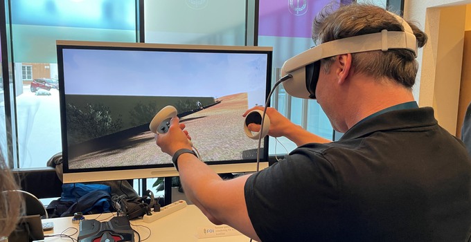 Man testar spel med VR-glasögon. 