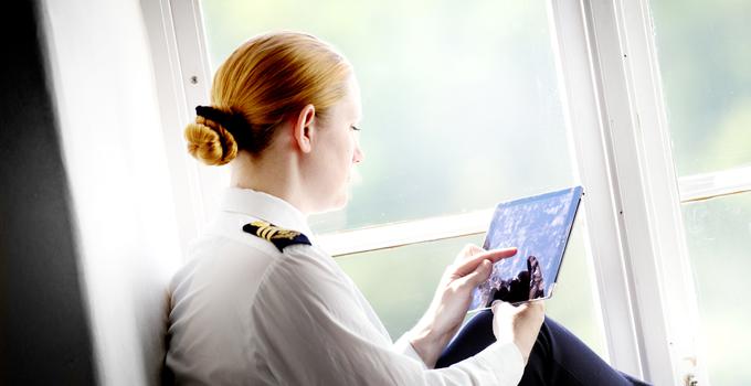 Student läser e-bok