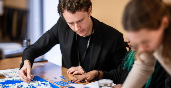 Spelare funderar över nästa drag.