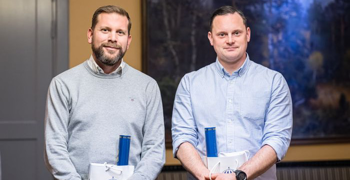 Lag 2 poserar med sina priser.