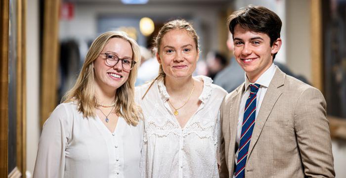 Lag 4 poserar i Mässen.