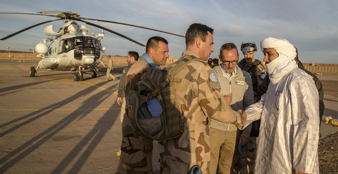 FN-representanter och helikopter i arabvärlden.