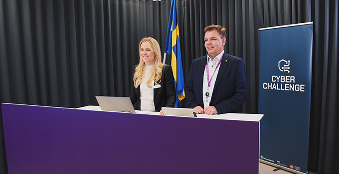 Carolina Dalmo och Erik Biverot under cybersäkerhetstävlingen Cyber Challenge 2022.