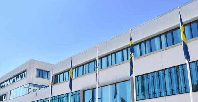 Försvarshögskolans fasad mot blå himmel. 