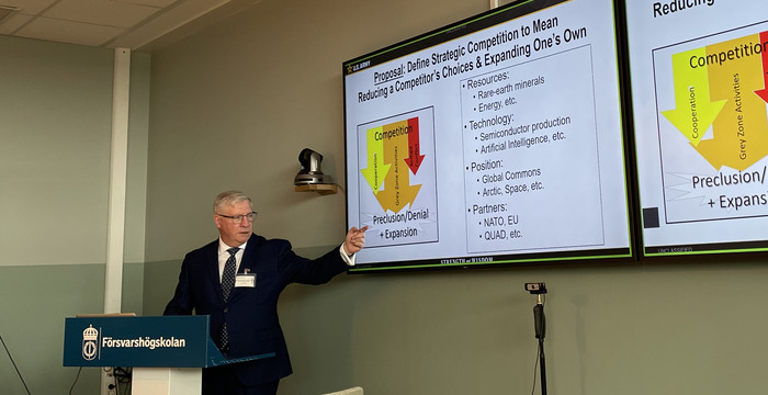 Man som håller i en presentation. 