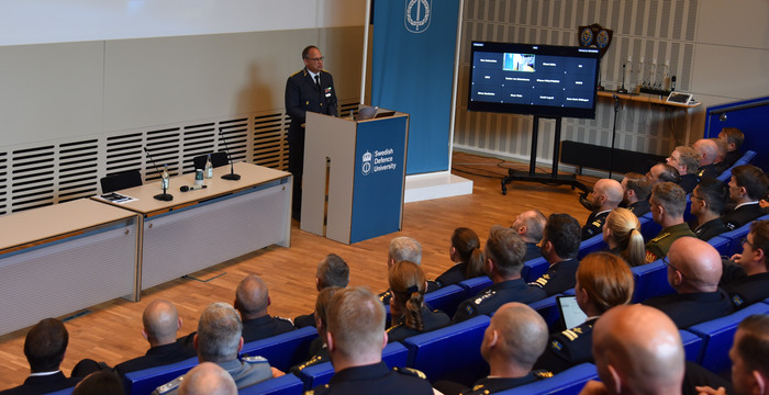 Man håller presentation i Sverigesalen. 