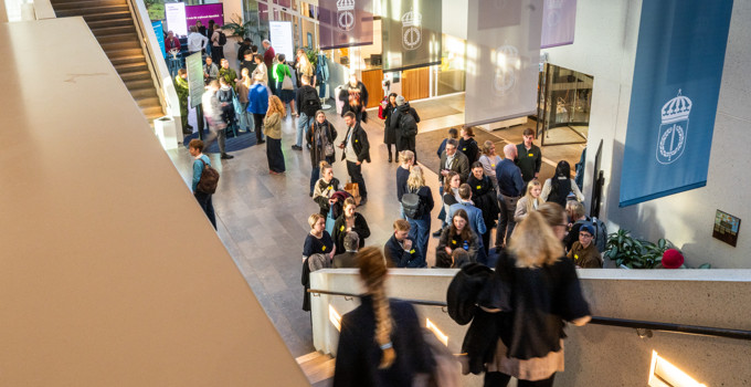 Försvarshögskolans lobby under Öppet hus.