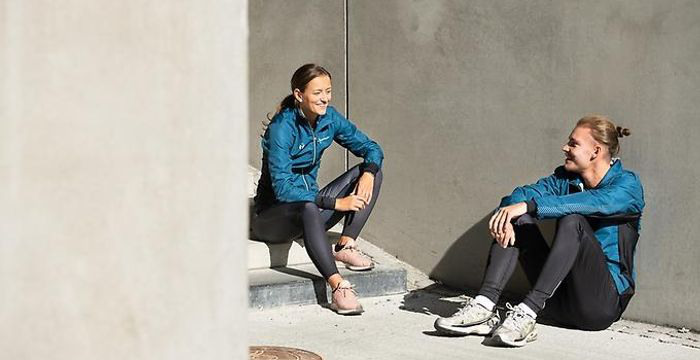 Studenter i träningskläder utomhus.