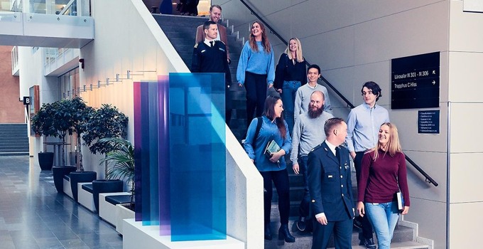 Gruppbild i trappan.