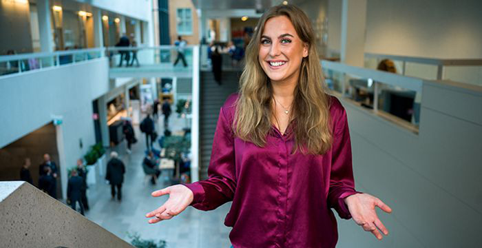 Student hälsar välkommen.