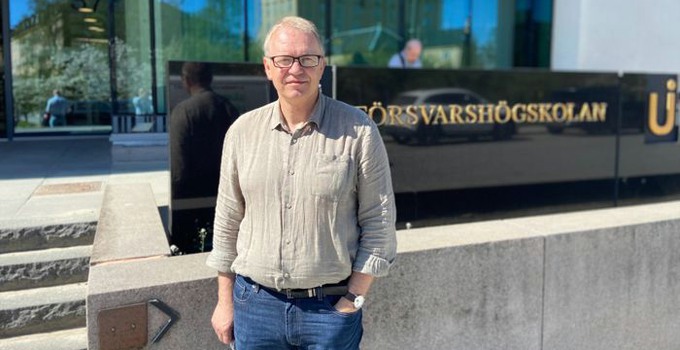 Magnus Bergman framför Försvarshögskolan.