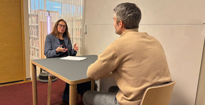 Petra Kjellarson during a drop-in session in the workshop room at the Anna Lindh Library.