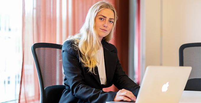 Kvinnlig student vid laptop.