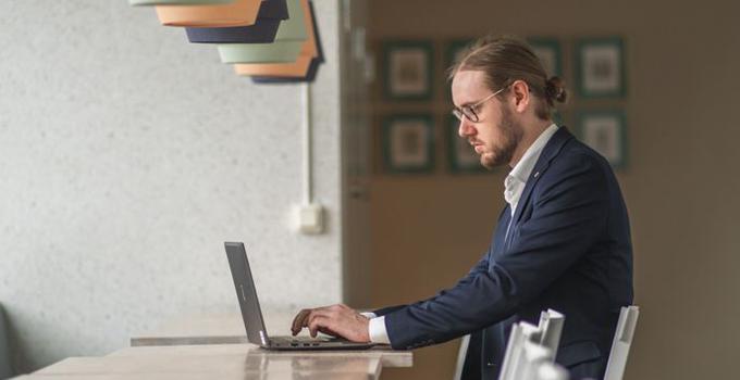 Student skriver på laptop.