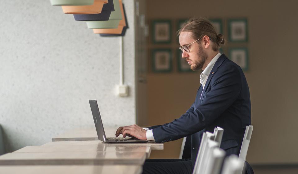 Student arbetar på laptop.