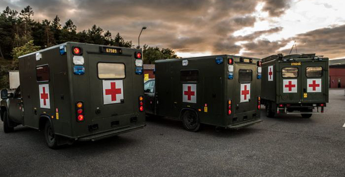 Militära ambulanser på en parkering.