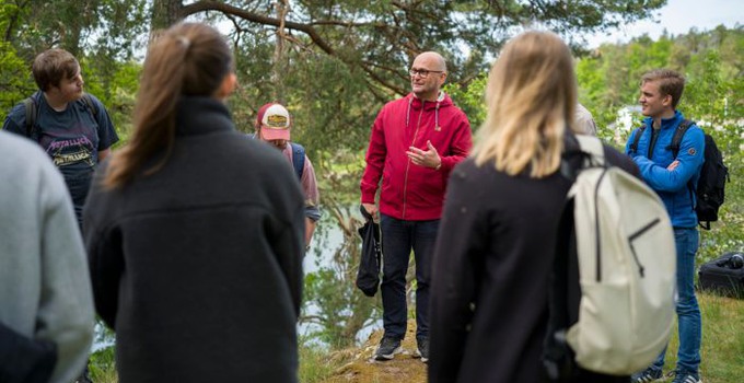 Studenter ute i naturen.