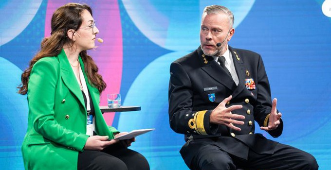 Amiral Rob Bauer, ordförande för Natos militära kommitté tillsammans med moderator Federica Mangiameli från GLOBSEC. Foto: Anders G Warne.