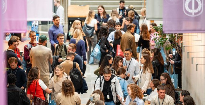 Studenter vimlar i lobbyn på introdagen.