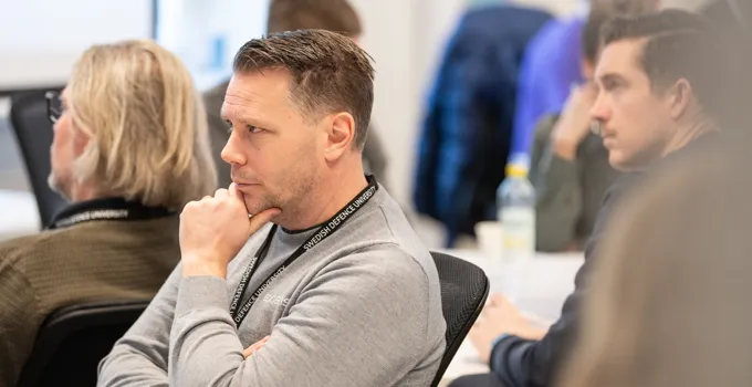 Kursdeltagare i grupp under föreläsning.