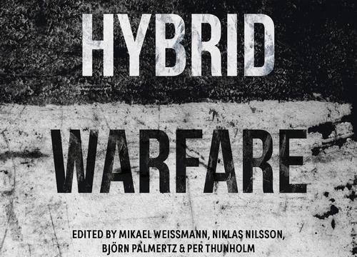 Del av bokens omslag med titeln Hybrid Warfare. 