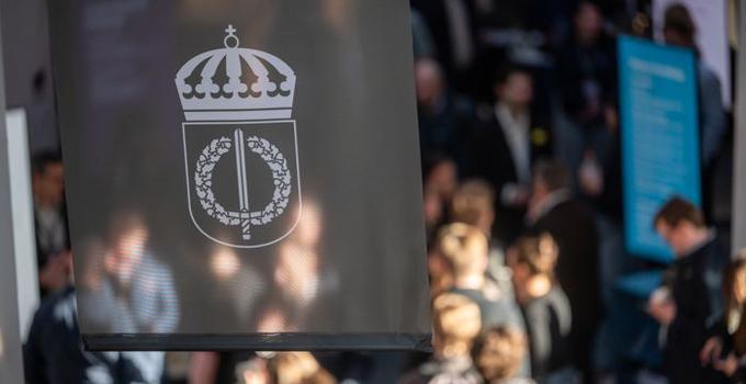 FHS flagga med studenter i bakgrunden 