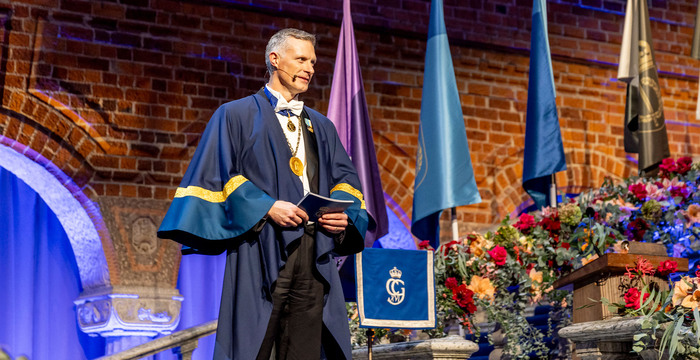 Rektor med rektorskedja och kappa. 