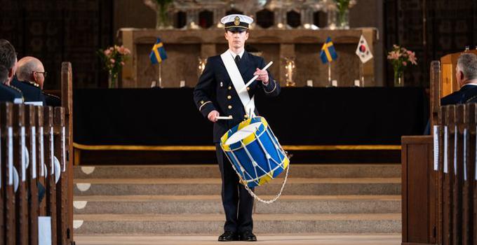 Militärmusiker spelar trumma vid TSK-avslutningen.