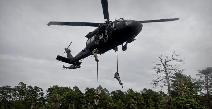 Operatörer från Särskilda operationsgruppen (SOG) under Fast Rope Insertion från helikopter 16, Blackhawk. Specialförband.