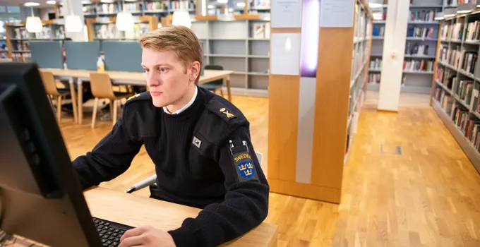 Student söker digitalt i biblioteket