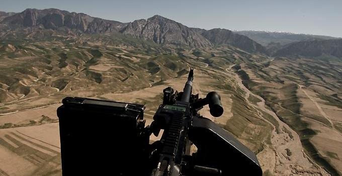 Vy från stridsflygplan över landskap i Afghanistan. 