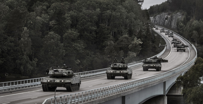 Stridsfordon på landsväg.