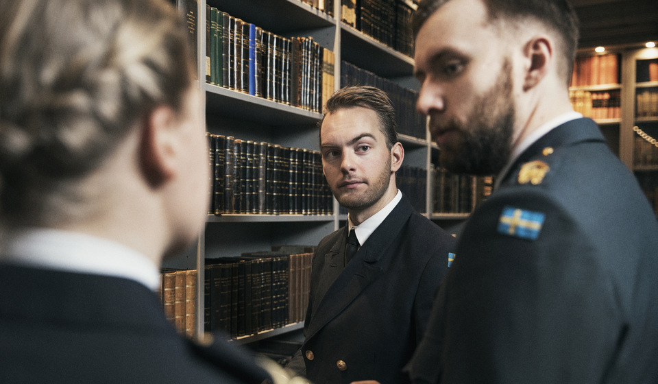 Kadetter i biblioteket.