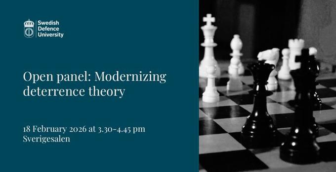 Panelsamtalets titel samt schackpjäser