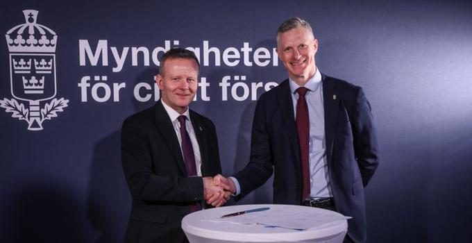 MCF:s gd och FHS rektor skakar hand.