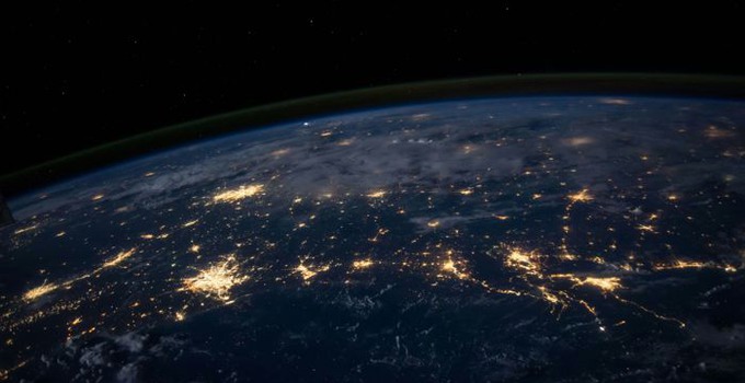 bild över jorden på natten med städer som lyser 