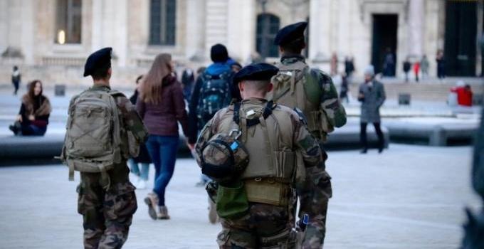 Franska militärer utanför Louvren i Paris. 