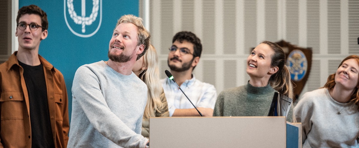 Presentation by a group of students in the aula.