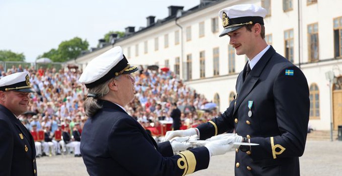 Marinchefen överlämnar hedersutmärkelse