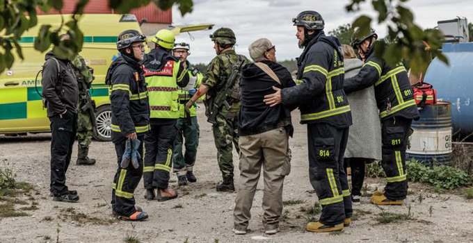 Räddningstjänst och militär personal.