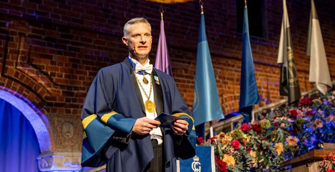 Rektor Robert Egnell håller tal. 