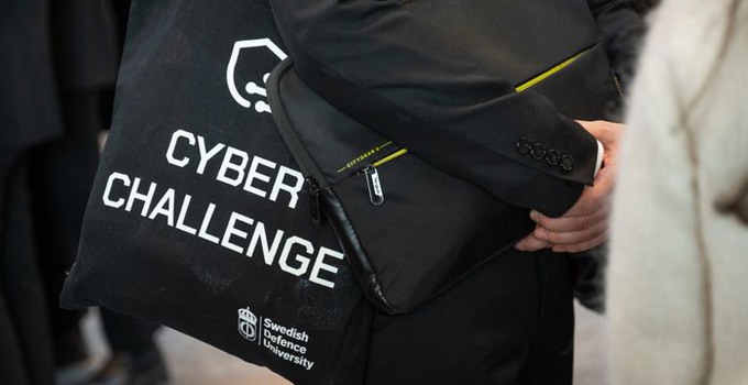 Tygpåse med tryck: Cyber Challenge och Swedish Defence University.